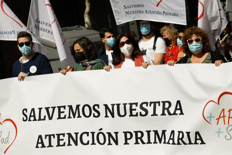 Varias personas con una pancarta en la que se lee: 'Salvemos nuestra atención primaria', en una manifestación este mes de marzo. Foto: EP