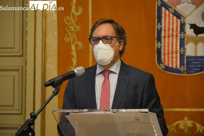 El alcalde de Salamanca, Carlos García Carbayo, presenta el proyecto para la implantación de Zonas de Bajas Emisiones. Foto Vanesa Martins