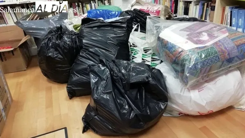 Los productos se están almacenando en la la sala de lectura de la biblioteca municipal