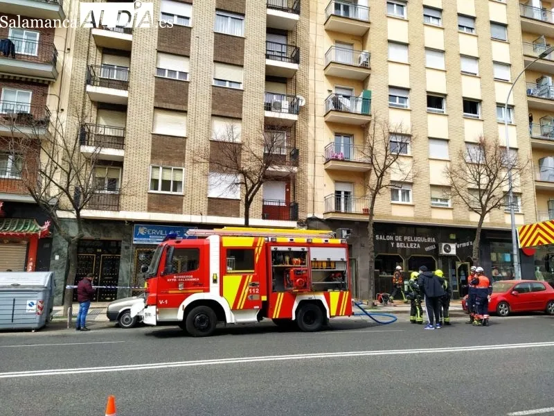 Los bomberos en labores de extinción en el Paseo de la Estación - David Sañudo