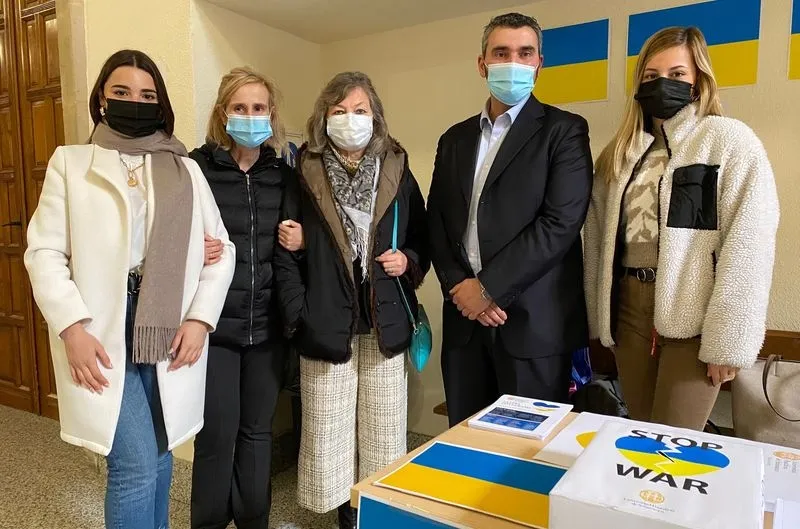 Lidia Pasek Shemelyak, médico ucraniana residente en Salamanca, en el centro, junto a la rectora de la UPSA, Mirian Cortés, y el vicerrector de Internacionalización y Estudiantes, Juan Manuel Castro Carracedo, además de dos voluntarias de esta universidad