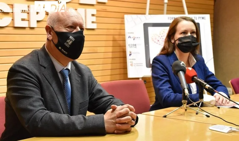 La presidenta de la Asociación de Comercio ASECOV, integrada en CEOE CEPYME Salamanca, Soledad Gómez y el concejal de Promoción Económica, Juan José Sánchez, en la presentación de este programa. Foto de Vanesa Martins