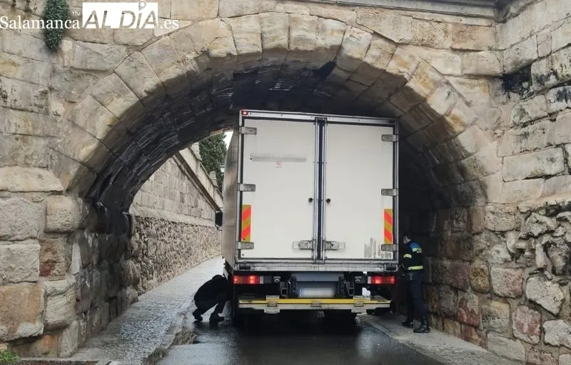 Camión encajado bajo el arco del puente de la calle Arroyo de Santo Domingo