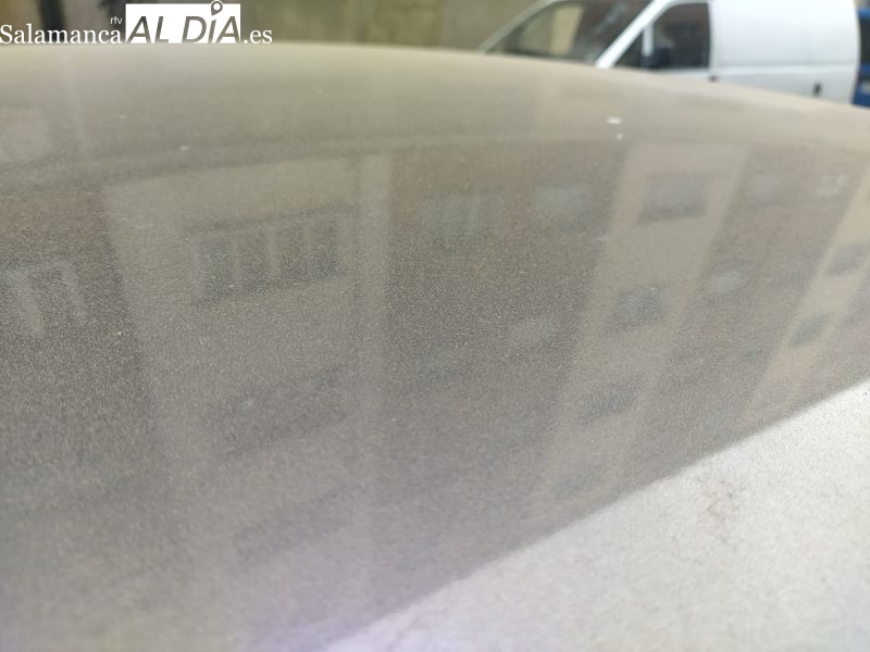 Efectos del polvo sahariano en coches aparcados en Salamanca. Foto de David Sañudo