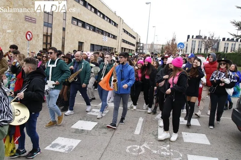 Desfile de estudiantes de la Facultad de Comunicación de la Universidad Pontificia de Salamanca, en el Campus Unamuno. Foto de David Sañudo