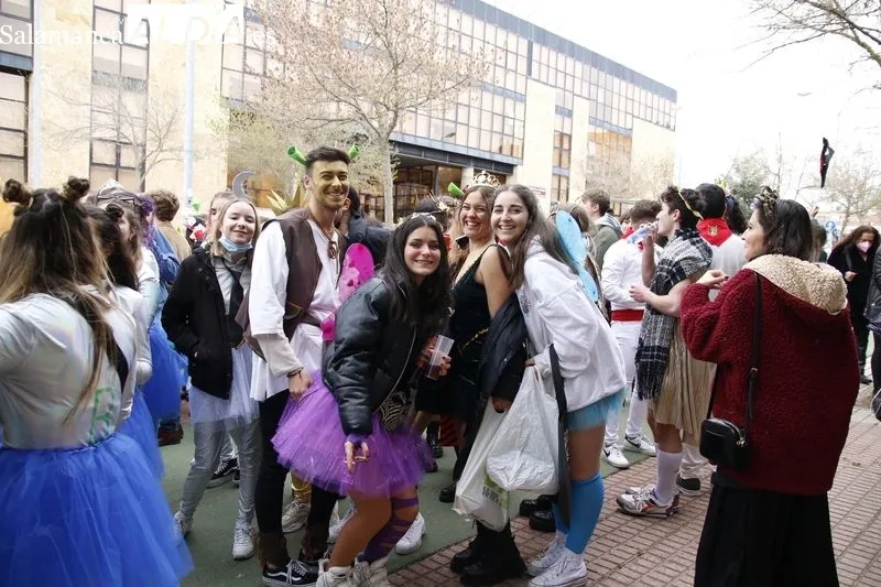 Desfile de estudiantes de la Facultad de Comunicación de la Universidad Pontificia de Salamanca, en el Campus Unamuno. Foto de David Sañudo