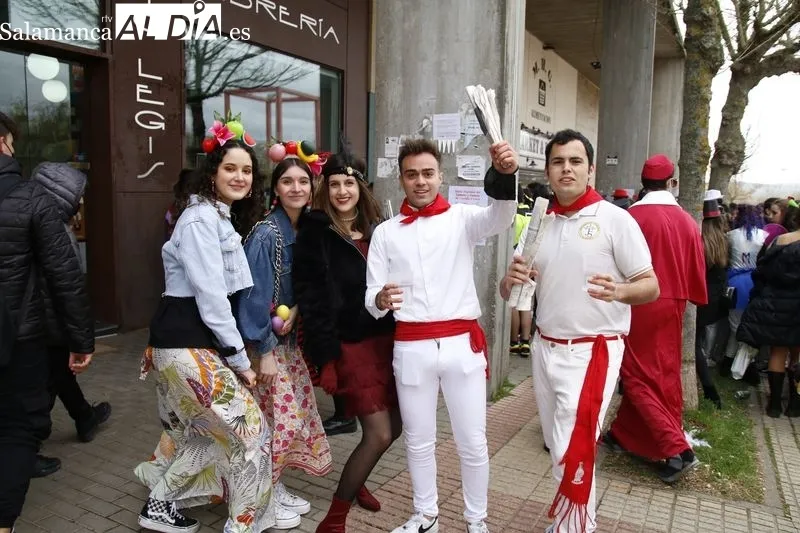 Desfile de estudiantes de la Facultad de Comunicación de la Universidad Pontificia de Salamanca, en el Campus Unamuno. Foto de David Sañudo
