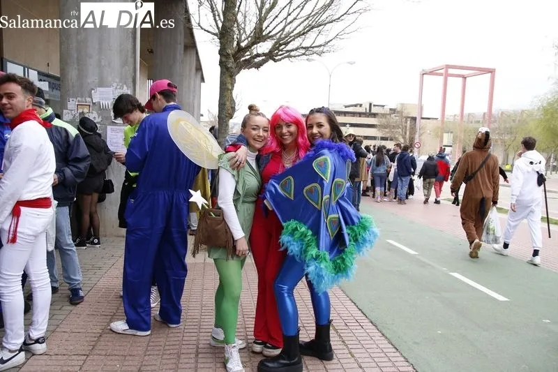 Desfile de estudiantes de la Facultad de Comunicación de la Universidad Pontificia de Salamanca, en el Campus Unamuno. Foto de David Sañudo