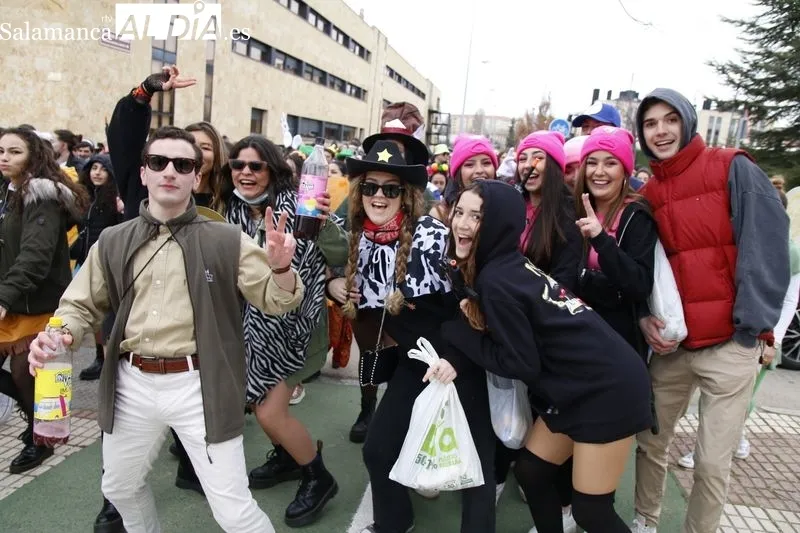 Desfile de estudiantes de la Facultad de Comunicación de la Universidad Pontificia de Salamanca, en el Campus Unamuno. Foto de David Sañudo