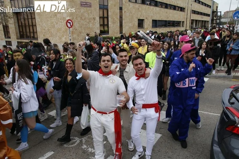 Desfile de estudiantes de la Facultad de Comunicación de la Universidad Pontificia de Salamanca, en el Campus Unamuno. Foto de David Sañudo