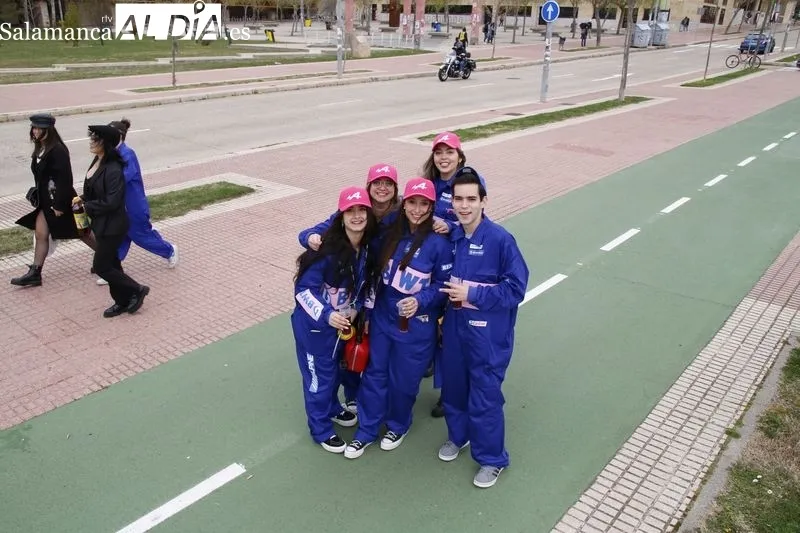 Desfile de estudiantes de la Facultad de Comunicación de la Universidad Pontificia de Salamanca, en el Campus Unamuno. Foto de David Sañudo