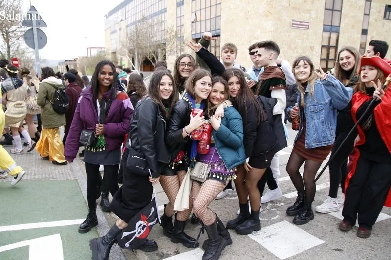 Desfile de estudiantes de la Facultad de Comunicación de la Universidad Pontificia de Salamanca, en el Campus Unamuno. Foto de David Sañudo