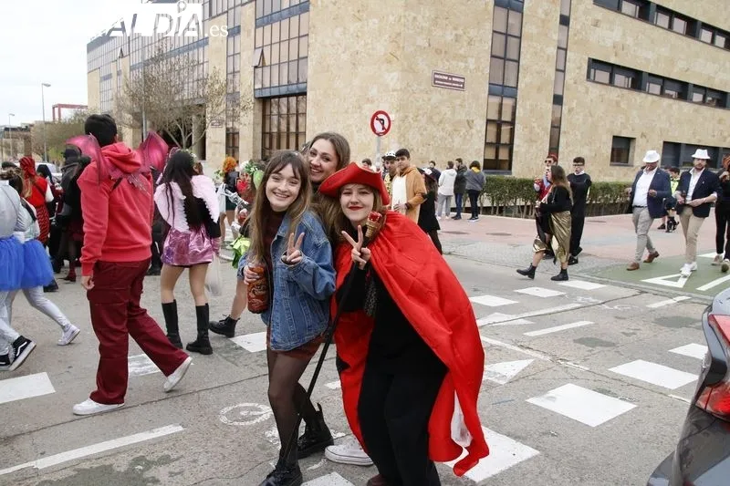 Desfile de estudiantes de la Facultad de Comunicación de la Universidad Pontificia de Salamanca, en el Campus Unamuno. Foto de David Sañudo