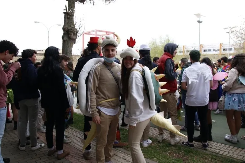 Desfile de estudiantes de la Facultad de Comunicación de la Universidad Pontificia de Salamanca, en el Campus Unamuno. Foto de David Sañudo