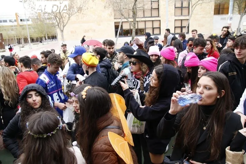 Desfile de estudiantes de la Facultad de Comunicación de la Universidad Pontificia de Salamanca, en el Campus Unamuno. Foto de David Sañudo