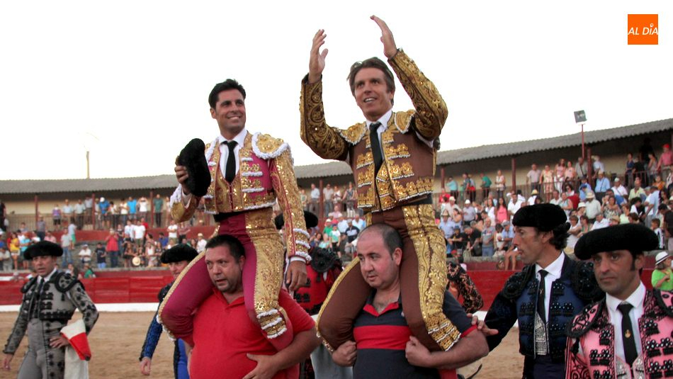 El Cordobés, junto a Fran Rivera, en una corrida en Vitigudino en 2017 - Archivo