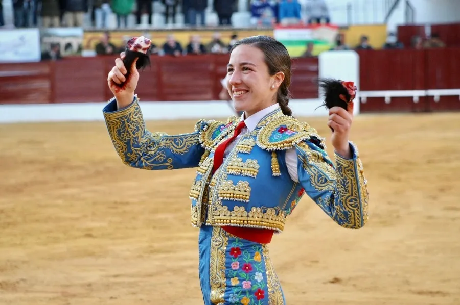 Gran actitud de la novillera salmantina ante el novillo con el que debutaba, al que desoreja | Foto: Alfonso Plano