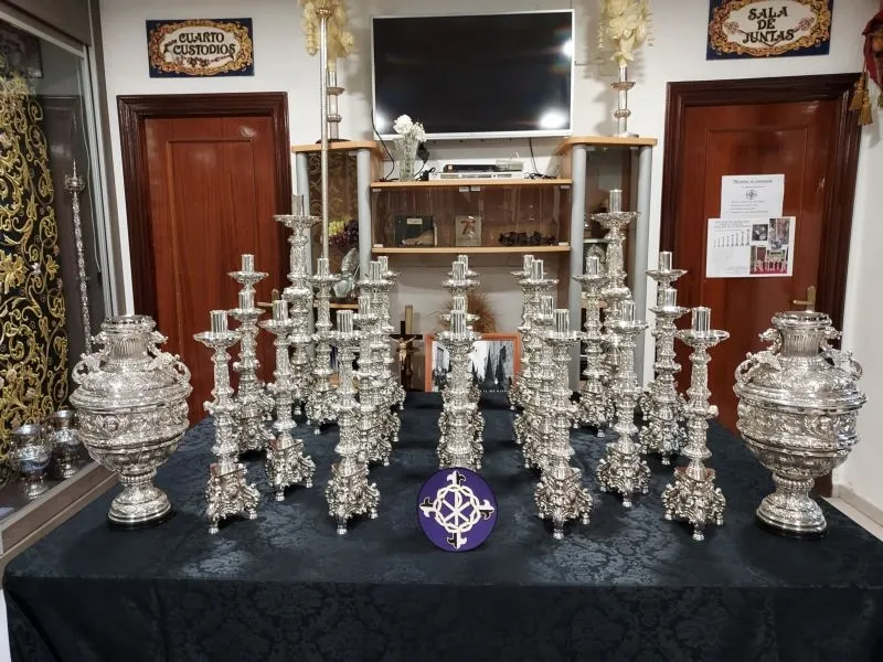 Foto 2 - La Hermandad Dominicana presenta su nuevas jarras y candeler&iacute;a