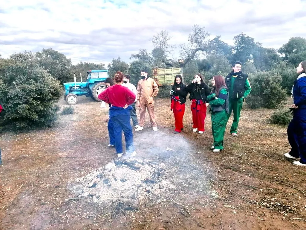La recogida de la leña marcha el inicio de las celebraciones de los Quintos en Cantalpino 