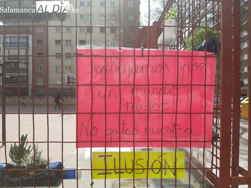 Jardineras caseras, diseñadas por los alumnos del CEIP Padre Manjón, en el patio de este colegio