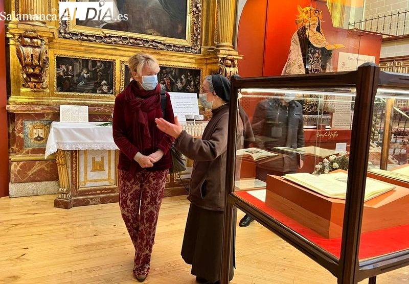 Visita de Esperanza Aguirre al Monasterio de la Anunciación, en Alba de Tormes, con motivo de la exposición 'Teresa de Jesús. Mujer, Santa, Doctora'