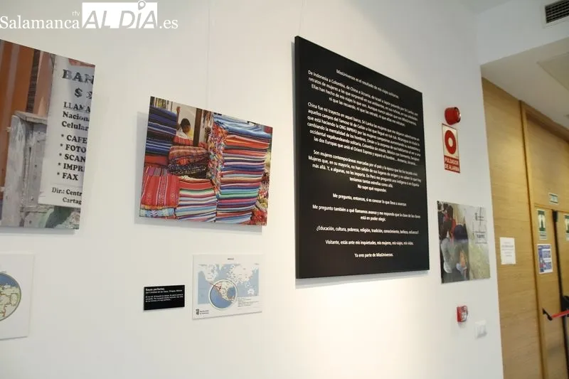 Exposición ‘MissUniversos’ con retratos de mujeres de todo el mundo, en el Centro Municipal Integrado de Vistahermosa. Foto de David Sañudo