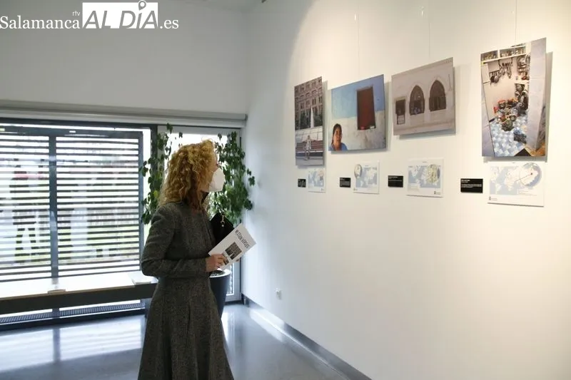Exposición ‘MissUniversos’ con retratos de mujeres de todo el mundo, en el Centro Municipal Integrado de Vistahermosa. Foto de David Sañudo