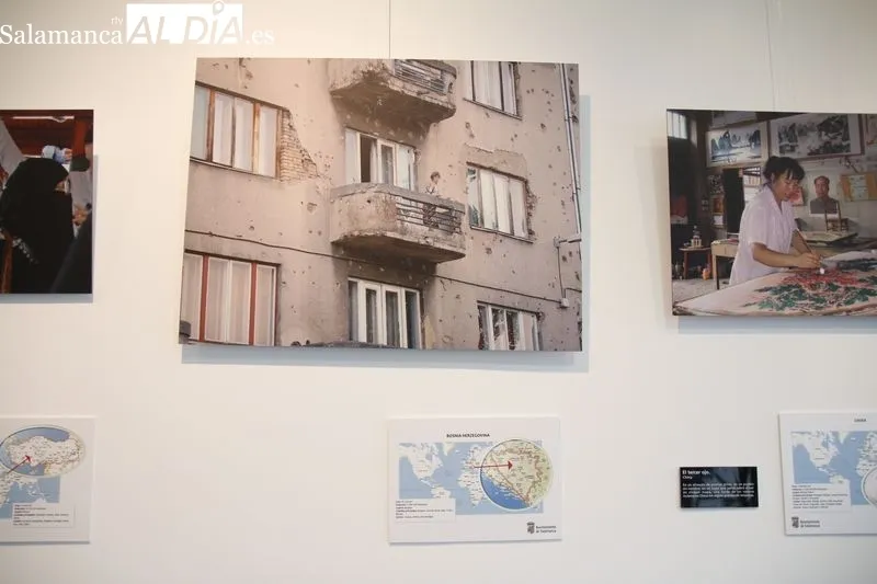 Exposición ‘MissUniversos’ con retratos de mujeres de todo el mundo, en el Centro Municipal Integrado de Vistahermosa. Foto de David Sañudo