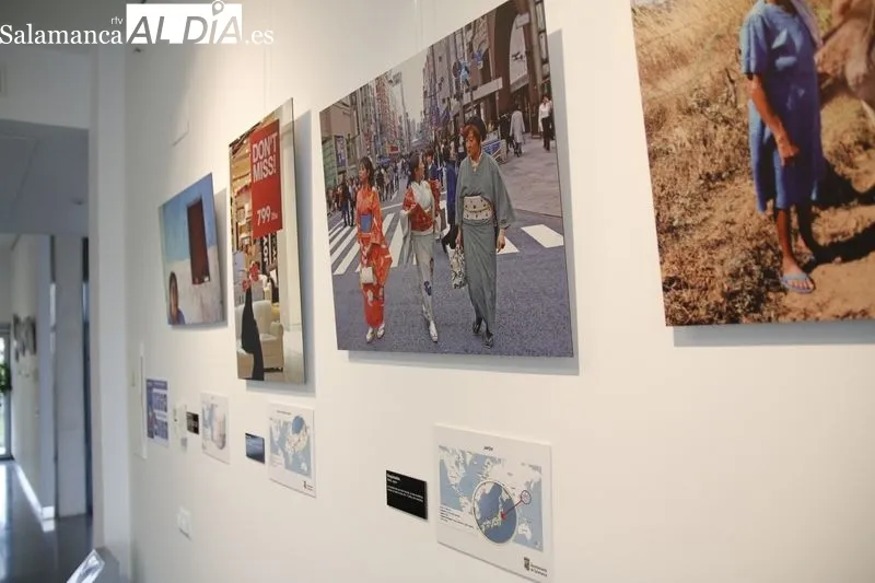 Exposición ‘MissUniversos’ con retratos de mujeres de todo el mundo, en el Centro Municipal Integrado de Vistahermosa. Foto de David Sañudo
