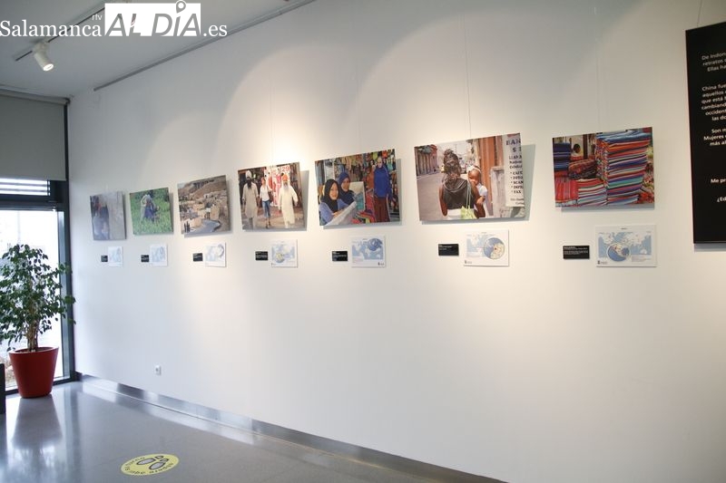 Exposición ‘MissUniversos’ con retratos de mujeres de todo el mundo, en el Centro Municipal Integrado de Vistahermosa. Foto de David Sañudo