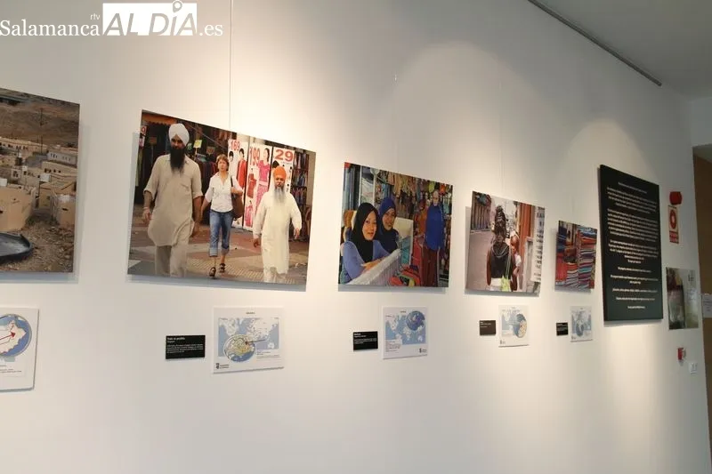 Exposición ‘MissUniversos’ con retratos de mujeres de todo el mundo, en el Centro Municipal Integrado de Vistahermosa. Foto de David Sañudo