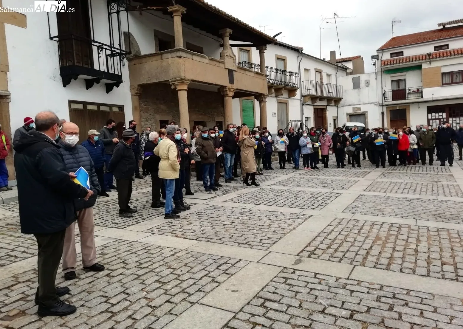 Los vecinos de Lumbvrales mostraban su rechazo a la guerra en Ucrania con un minutos de silencio y plausos finales / ESTER CORREDERA