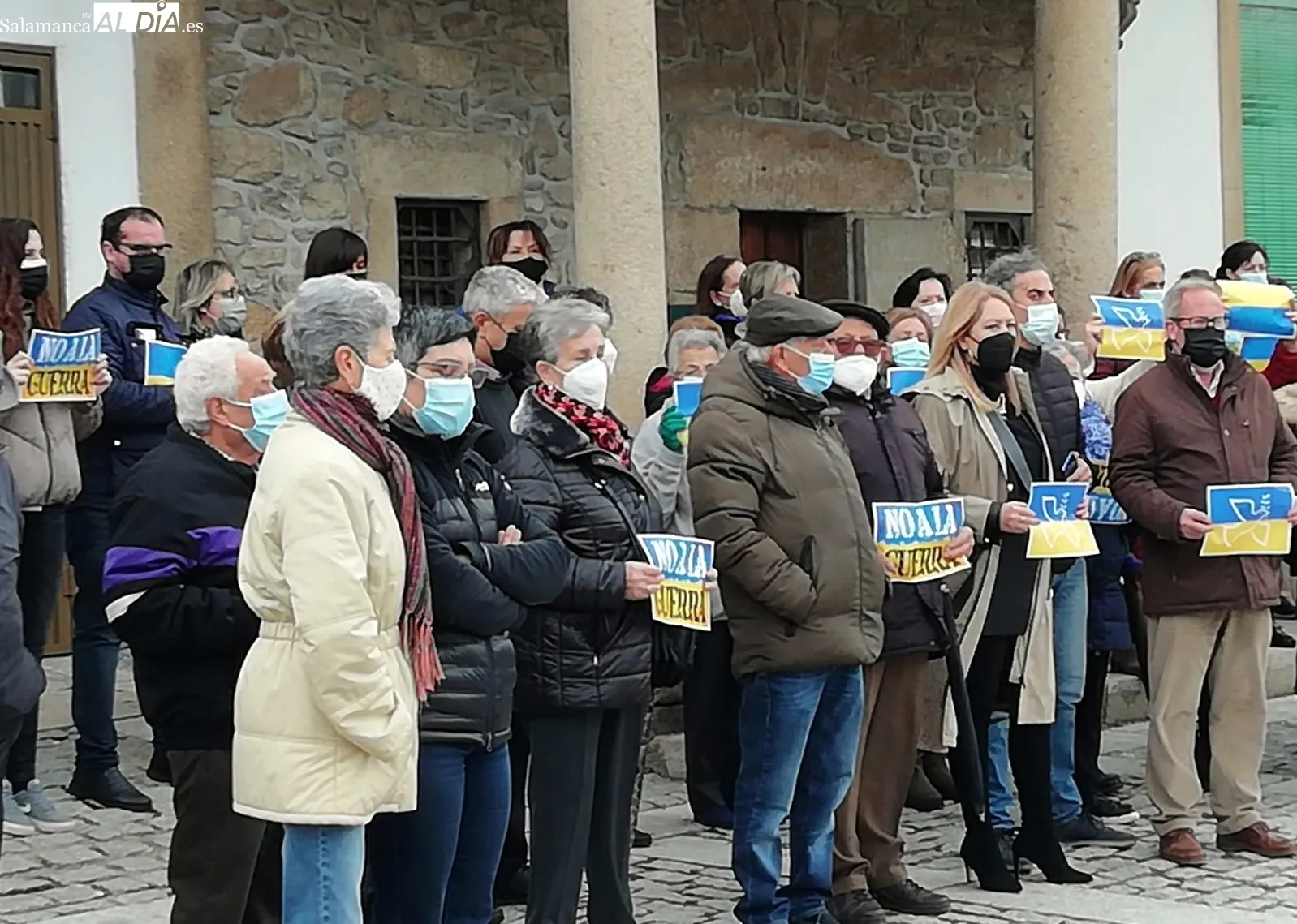 Los vecinos de Lumbvrales mostraban su rechazo a la guerra en Ucrania con un minutos de silencio y plausos finales / ESTER CORREDERA