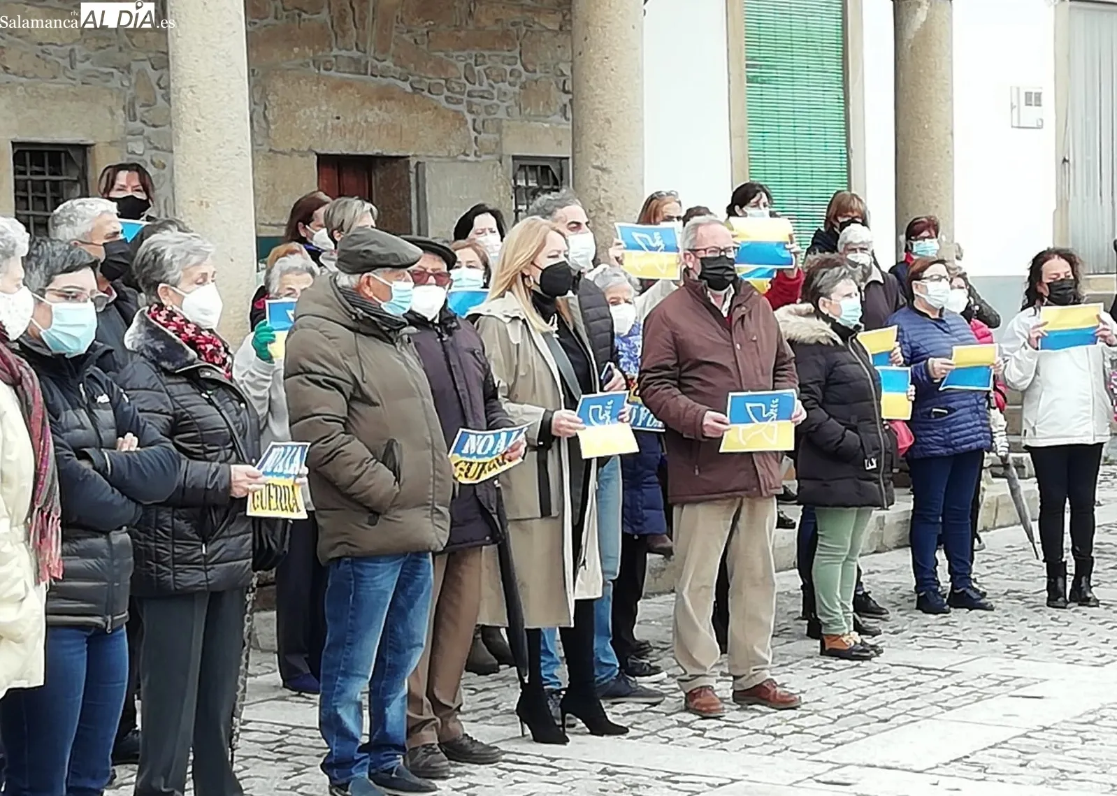 Los vecinos de Lumbvrales mostraban su rechazo a la guerra en Ucrania con un minutos de silencio y plausos finales / ESTER CORREDERA