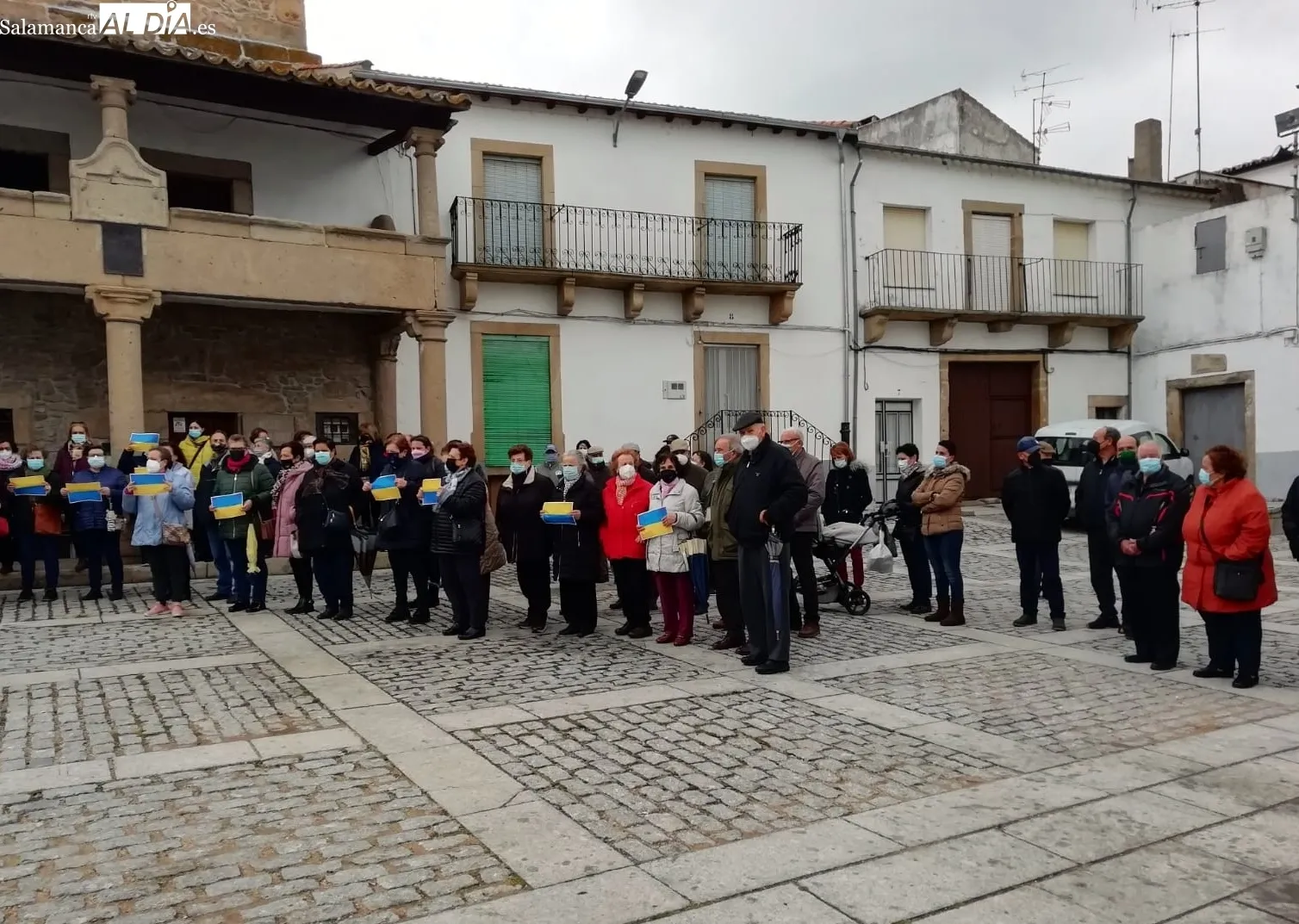 Los vecinos de Lumbvrales mostraban su rechazo a la guerra en Ucrania con un minutos de silencio y plausos finales / ESTER CORREDERA