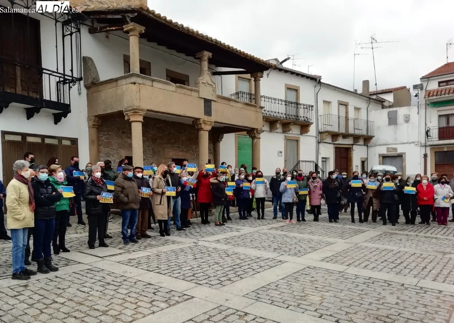 Los vecinos de Lumbvrales mostraban su rechazo a la guerra en Ucrania con un minutos de silencio y plausos finales / ESTER CORREDERA