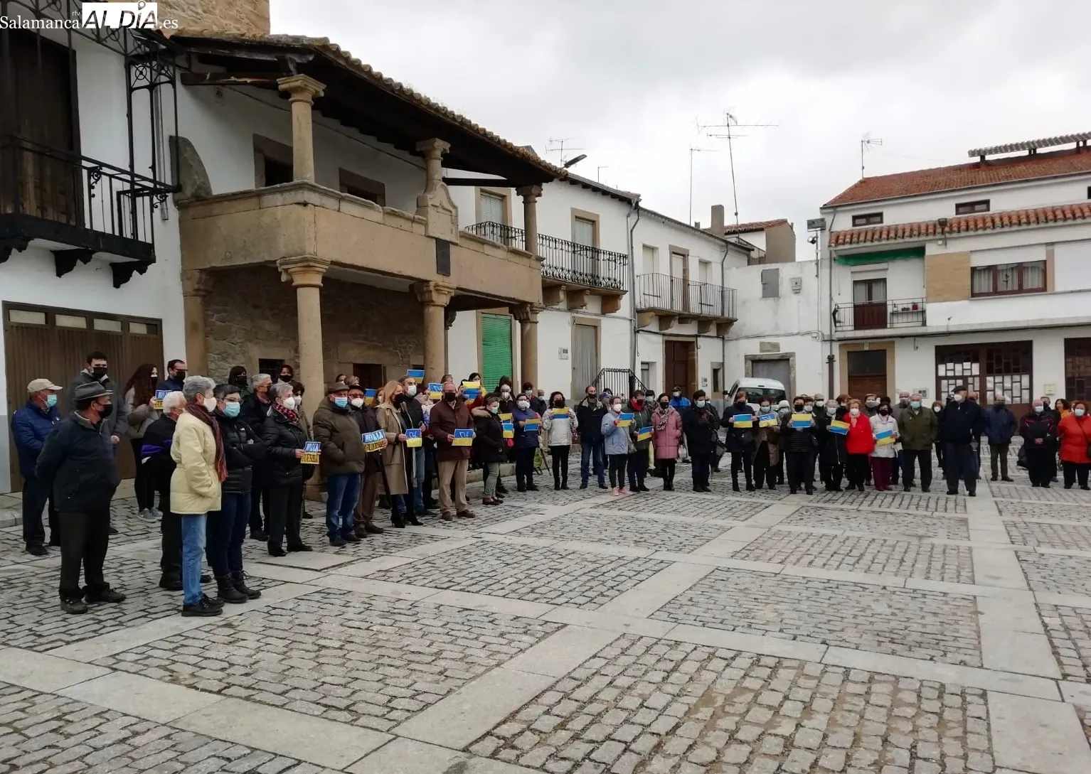 Los vecinos de Lumbvrales mostraban su rechazo a la guerra en Ucrania con un minutos de silencio y plausos finales / ESTER CORREDERA