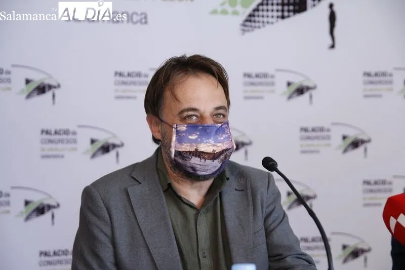 Presentación de este espectáculo con el concejal de Turismo del Ayuntamiento de Salamanca, Fernando Castaño, y Alberto García Castaño, académico de las artes escénicas y director del Instituto Universitario de Danza 'Alicia Alonso', en el centro. Foto de 