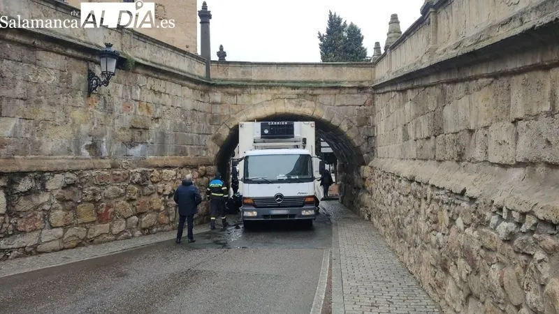 Camión encajado bajo el arco del puente de la calle Arroyo de Santo Domingo
