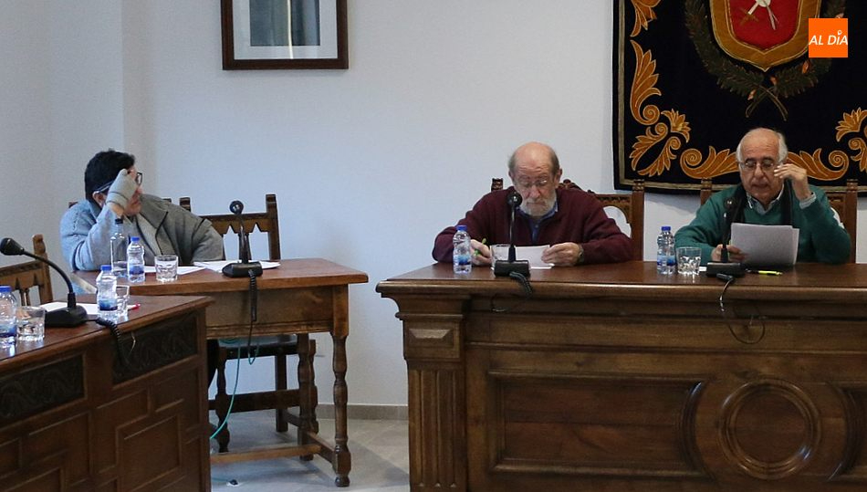 Germán Vicente (d.) junto a Javier Muñiz y la secretaria municipal en uno de los últimos plenos de la anterior legislatura / CORRAL