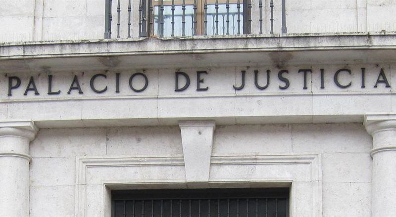 Detalle de la fachada del Tribunal Superior de Justicia de Castilla y León, en Burgos