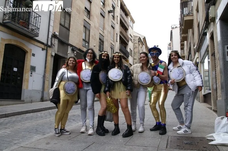 Grupos de jóvenes disfrazados, en el centro de Salamanca, con motivo de las fiestas de la Facultad de Ciencias Sociales. Foto de David Sañudo