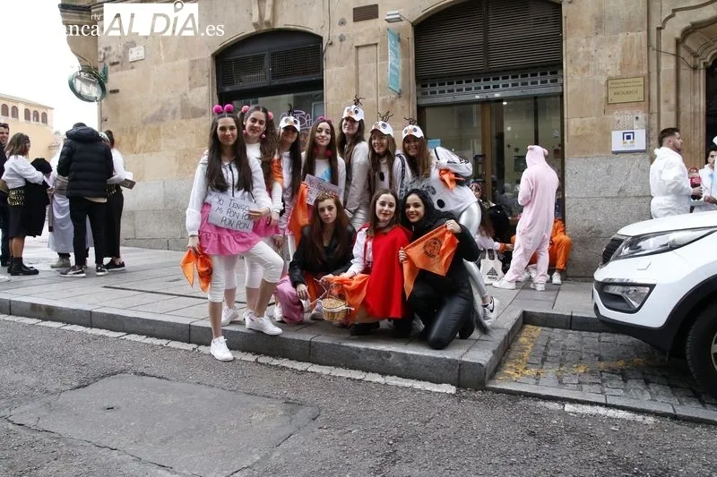 Grupos de jóvenes disfrazados, en el centro de Salamanca, con motivo de las fiestas de la Facultad de Ciencias Sociales. Foto de David Sañudo