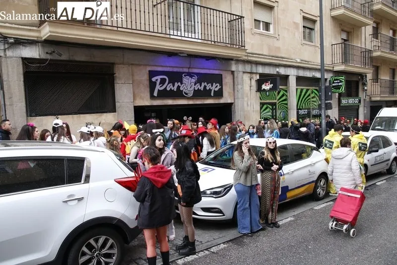 Grupos de jóvenes disfrazados, en el centro de Salamanca, con motivo de las fiestas de la Facultad de Ciencias Sociales. Foto de David Sañudo