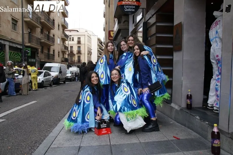 Grupos de jóvenes disfrazados, en el centro de Salamanca, con motivo de las fiestas de la Facultad de Ciencias Sociales. Foto de David Sañudo