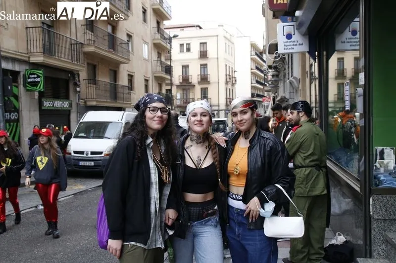 Grupos de jóvenes disfrazados, en el centro de Salamanca, con motivo de las fiestas de la Facultad de Ciencias Sociales. Foto de David Sañudo