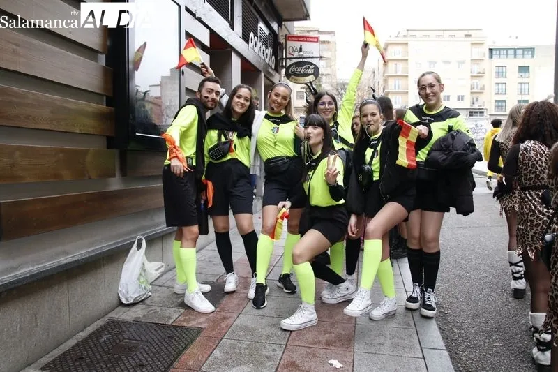 Grupos de jóvenes disfrazados, en el centro de Salamanca, con motivo de las fiestas de la Facultad de Ciencias Sociales. Foto de David Sañudo