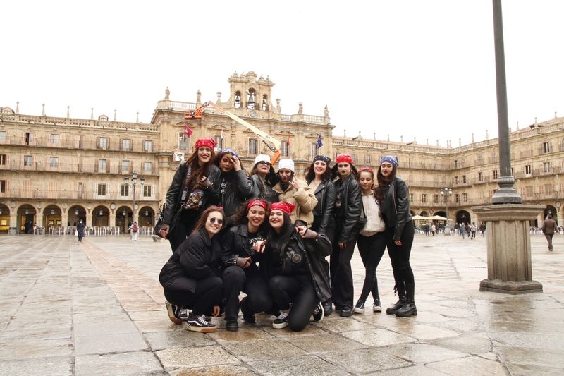 Grupos de jóvenes disfrazados, en el centro de Salamanca, con motivo de las fiestas de la Facultad de Ciencias Sociales. Foto de David Sañudo