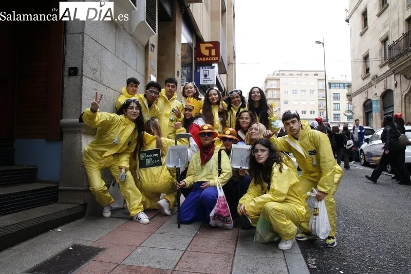 Grupos de jóvenes disfrazados, en el centro de Salamanca, con motivo de las fiestas de la Facultad de Ciencias Sociales. Foto de David Sañudo