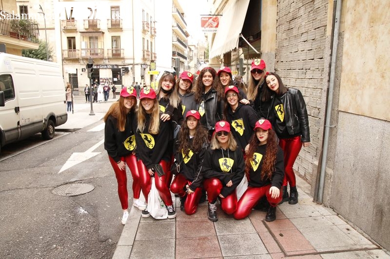 Grupos de jóvenes disfrazados, en el centro de Salamanca, con motivo de las fiestas de la Facultad de Ciencias Sociales. Foto de David Sañudo
